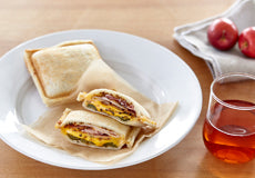 パストラミとチェダーチーズのホットサンド