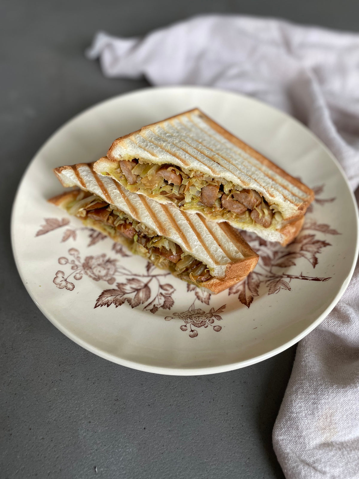 キャベツとソーセージたっぷりのスパイシーホットサンド（ワッフル＆ホットサンドベーカー)