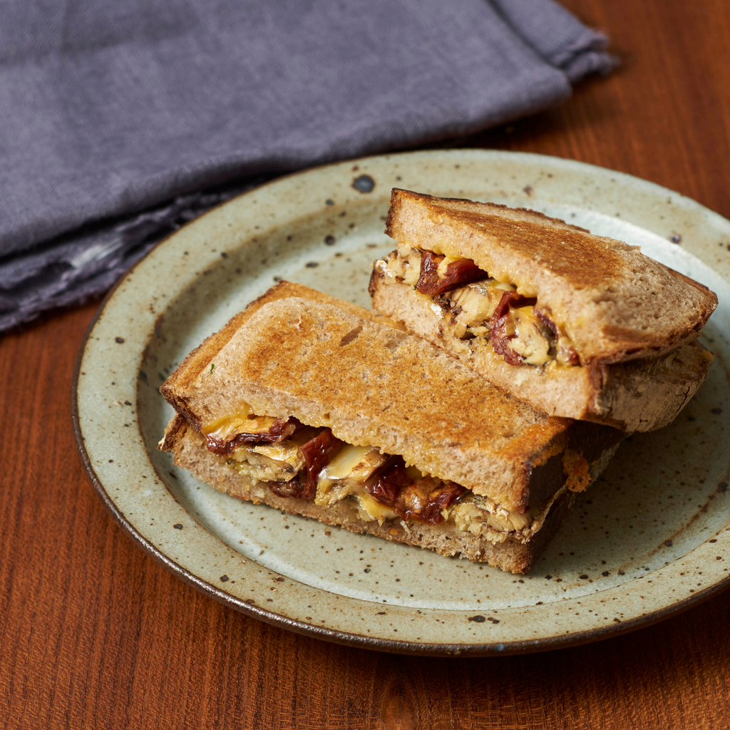 オイルサーディン& セミドライトマトのホットサンド（厚焼きホットサンドベーカー“goooodⅡ”/VHS-15） 　　