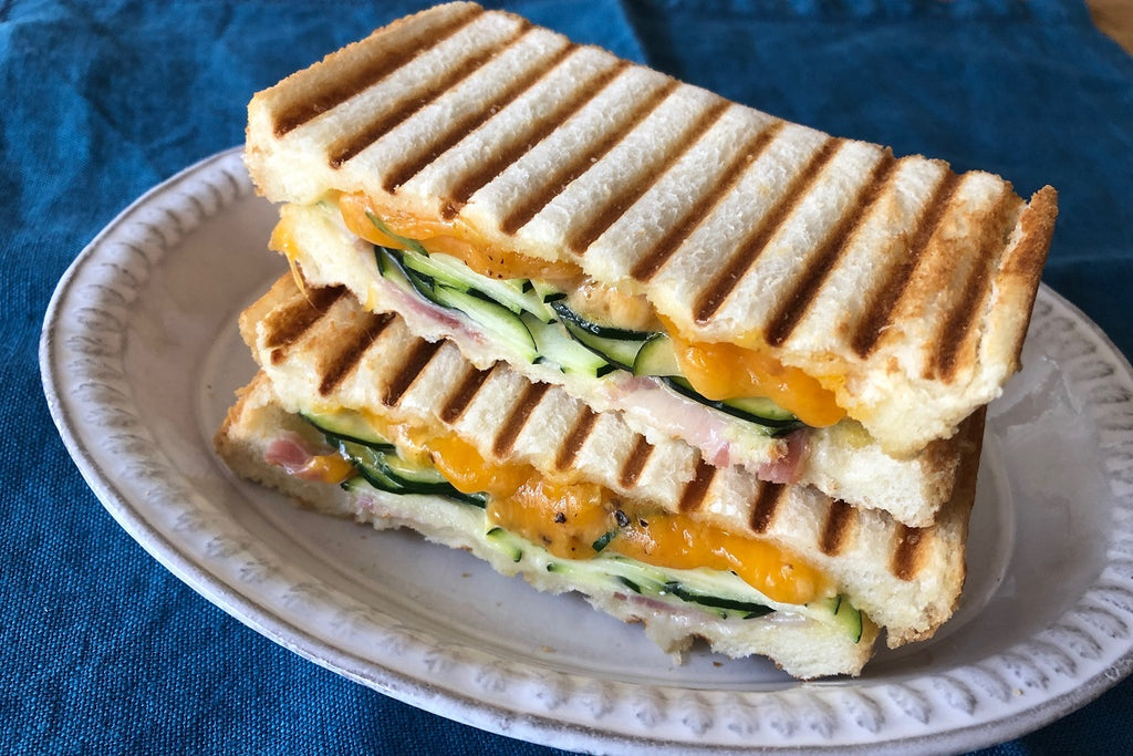 ズッキーニとベーコンのチーズホットサンド