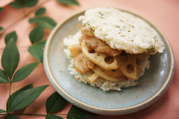 豚バラ肉とれんこんの味噌バターきんぴらの青のりと金ゴマ入りライスバーガー