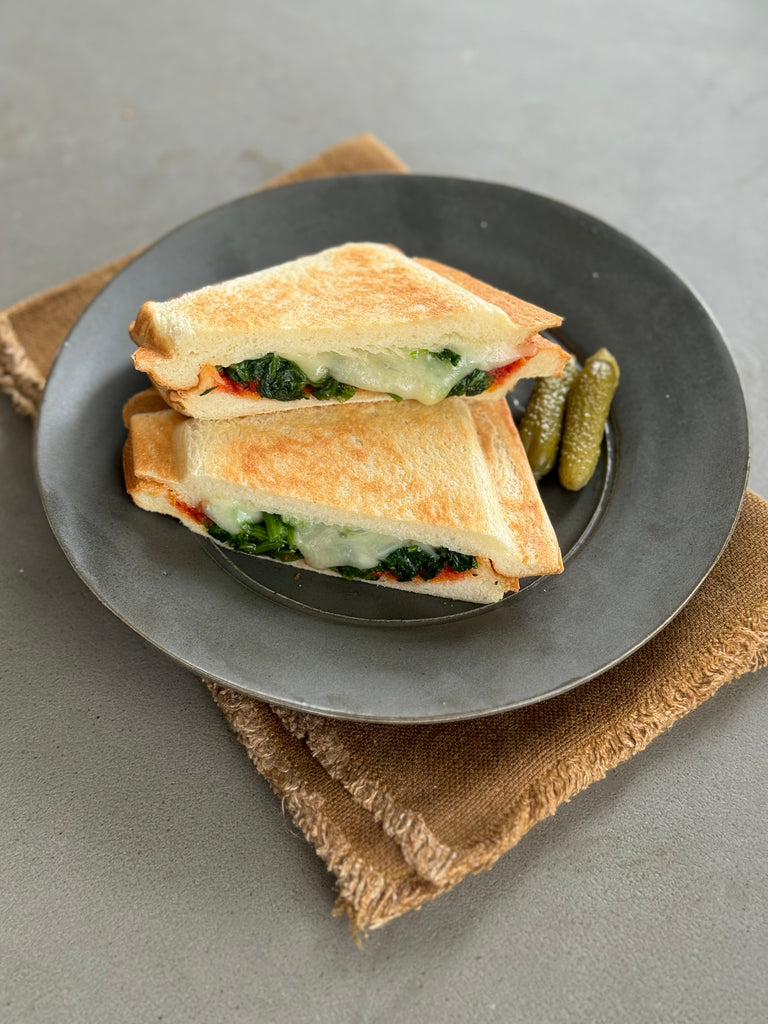 ほうれん草とチーズのピザ風ホットサンド（厚焼きホットサンドベーカー“goooodⅡ”/VHS-15） 　　