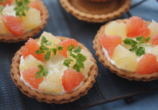 柑橘のバニラマリネのクリームチーズタルトレット（タルトレットプレート）