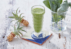 モロヘイヤ・パイナップル・マンゴーのグリーンスムージー