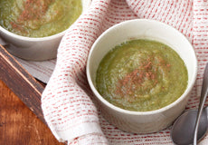 セロリ、洋梨、リンゴ、シナモンのグリーンスムージー