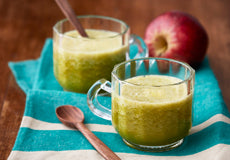 小松菜、みかん、リンゴのグリーンスムージー