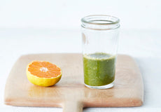 大葉、みかん、生姜のグリーンスムージー（グリーンショット）