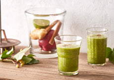 ケール、バナナ、リンゴ、ライム、チャイスパイスのグリーンスムージー