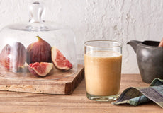 チンゲン葉、ミント、バジル、レモングラス、グレープフルーツ、いちじく、りんごのグリーンスムージー