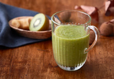 水菜、りんご、キウイ、レモン、生姜のグリーンスムージー