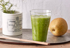 サラダほうれん草、梨、バナナ、レモンのグリーンスムージー