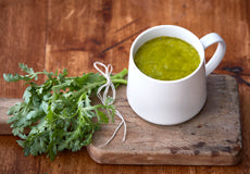 春菊、柿、みかん、柚子のグリーンスムージー