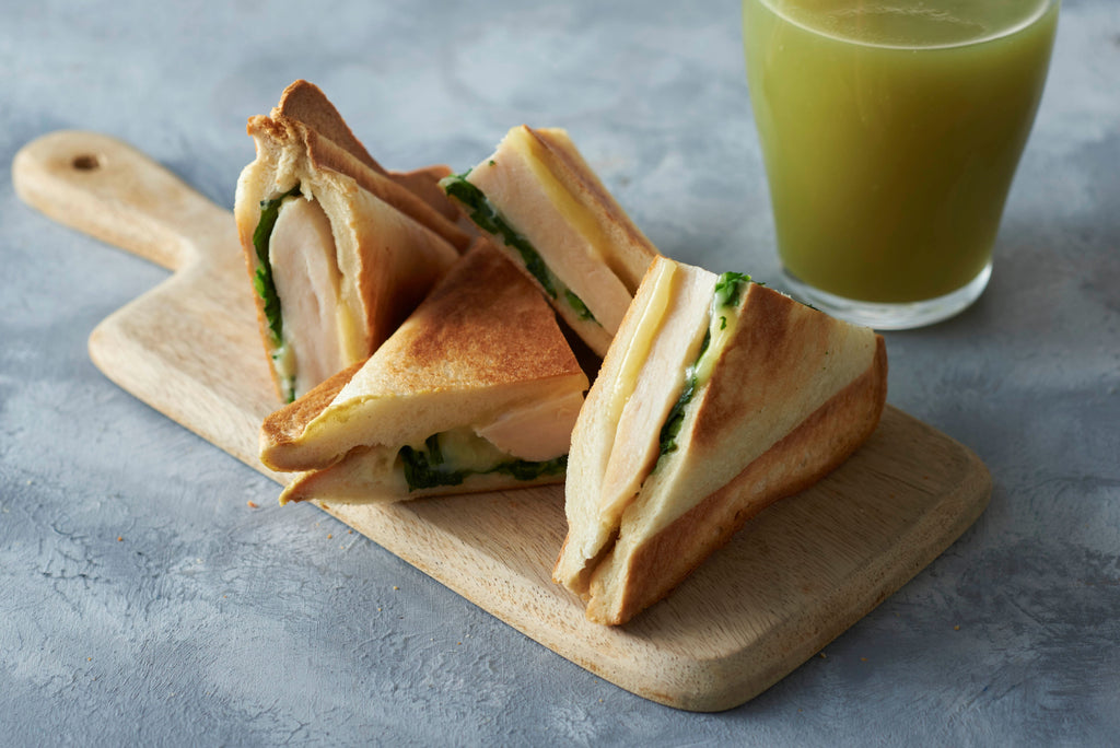 サラダチキンとルッコラのホットサンド（厚焼きホットサンドベーカー“goooodⅡ”/VHS-15）