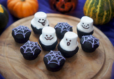 ブラックココアとドライクランベリーのおばけカップケーキ