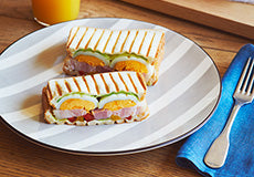 ゆでたまごとベーコンのホットサンド