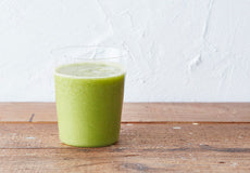 サラダ菜・キウイ・パイナップルのグリーンスムージー