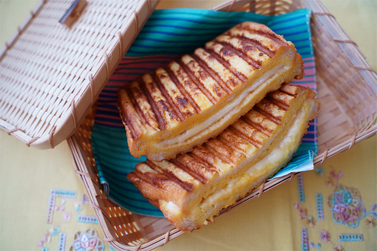 ハムとチーズの厚焼きフレンチトーストサンド