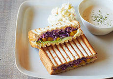 彩り野菜とチェダーチーズのホットサンド